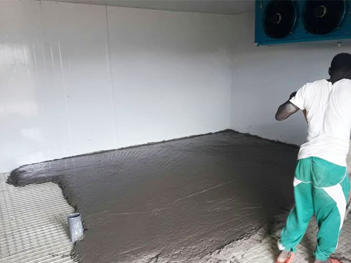 The workers set up the cold room floor