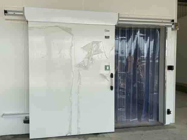 Walking in freezer with sliding door Walking in freezer with sliding door