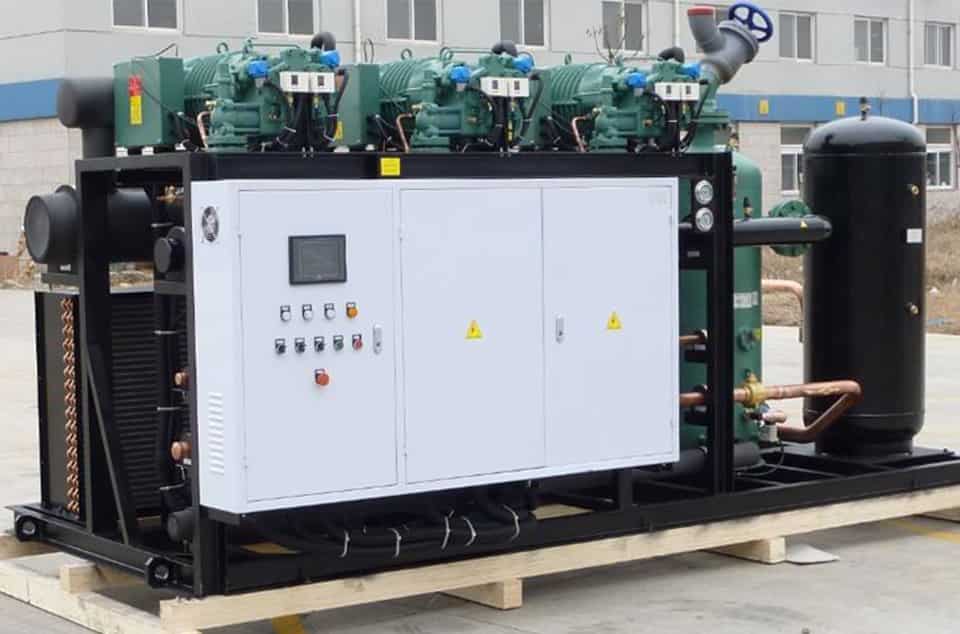 Screw compressor unit for blast freezer room